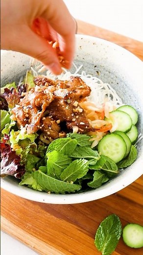 How to make Lemongrass Pork Vermicelli Bowls (Bun Thit Nuong). Recipe in the comments! #vietnamese
