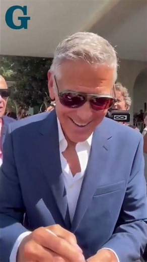 George Clooney arriva al Lido di Venezia, battute e sorrisi con i fan
