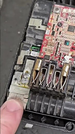 Milwaukee M18 9ah battery broken connection #powertoolrepair #powertool #tools #batteryrepair