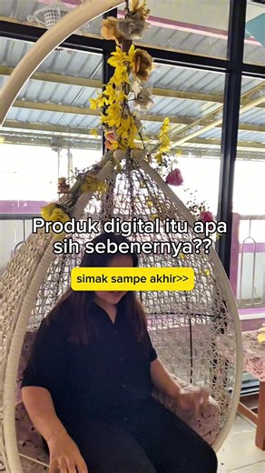 Produk digital = produk non-fisik yang bisa kamu jual dalam bentuk file/akses online. Jadi pembeli nggak perlu nunggu paket, dan kamu nggak perlu stok barang. Sekali bikin, bisa dijual berkali-kali. Itu kenapa banyak orang pilih produk digital buat cuan dari rumah. Bentuk produk digital itu macam-macam: 1.\tEbook / PDF Guide Isinya panduan step-by-step yang membantu orang nyelesain masalah tertentu. Contoh: 30 Hari Aktivitas Anak 1–5 Tahun di Rumah, Cara Bikin Konten IG UMKM 30 Hari, Panduan Mea