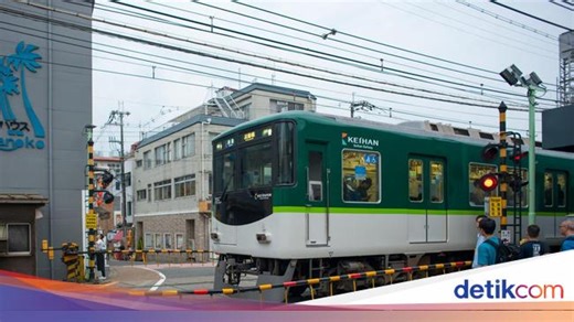 Gerombolan Turis Masuk Rel, Masinis Jepang Berhentikan Kereta Api