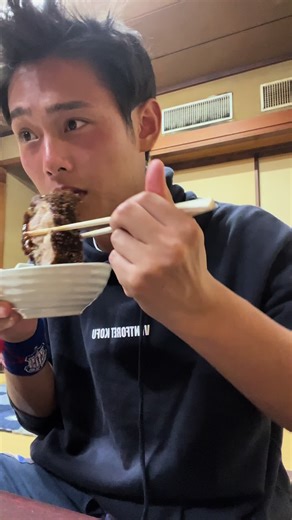 静岡来たら、さわやかより美保にある五郎十のとんかつ食べて欲しい。 絶対に絶対に美味しいので食べて欲しい。 古き良き黒電話で注文を受ける数少ない飲食店だと思ってます。 サービスでおばちゃんの好き嫌いでキャベツとマヨネーズくれます。 衣で口の中血だらけになるけどそれも気にならないくらいサクサク中は肉汁ジューシーで最高。 退店時に店主の人ありがとう！が聞けるとラッキーだと個人的に思ってます。 この動画は何度も擦ります。 #五郎十 #とんかつ