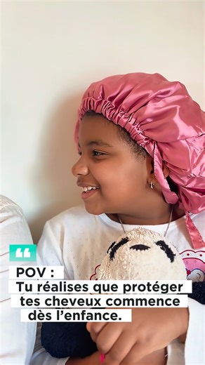 Créer. Connecter. Inspirer. Révéler. on Instagram: "Entre filles, on se comprend. Nous et nos cupcakes 🧁 sur la tête, en mode confidence du matin… douceur absolue. Et si ces bonnets m’ont fait penser aux ti mas, c’est peut-être tout simplement parce que la période carnavalesque 🎭 bat son plein aux Antilles ah ah. Au-delà du clin d’œil, les bonnets en satin de soie sont géniaux pour nos cheveux texturés : ils préservent l’hydratation, limitent les frottements, évitent les résidus et la poussièr