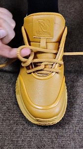 Instructions for tying shoelaces in a flower shape #diy #handmade #shoes | Craft 1 Minute
