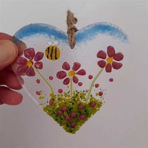 #handmadegifts #fusedglasshearts #fusedglassflowers #fusedglassgardenstake ##glassartistsoftiktok #fusedglassart