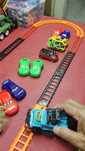 Jeep off road biru di tabrak kereta api whoosh #miniaturkeretaapi #keretaapi #vidioshort