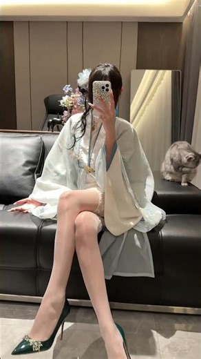 #stockings #tights #feet #heels #hosiery #legs #nylon #fancy #silver #fancypigeon