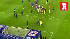 549K views · 8.6K reactions | SE CALENTARON LOS ÁNIMOS  Tras el silbatazo final, Juan Escobar fue a encarar a Julián Quiñones y los jugadores del América se lo tuvieron que llevar.  Al final la afición de Cruz Azul también se metió con el delantero americanista. | RÉCORD México | Facebook