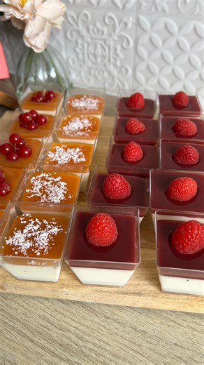 Imen ||| IKRCook on Instagram: "💢 BUFFET SUCRÉE partie 2 💢 Je vous mets la suite du buffet sucrée ❤️ Mini financier pistache : 100 gr de beurre 100 gr de poudre d’amande 80 gr de sucre glace 40 gr de farine 3 blancs d’œuf 2 cas de pâte de pistache Faites cuire le beurre jusqu’à qu’il devienne noisette. Dans un saladier mélangez les blancs d’œufs, le sucre, la poudre d’amande. Ajoutez le beurre noisette refroidis et mélangez. Ajoutez la pâte de pistache, le gel colorant vert. Mélangez. Versez d