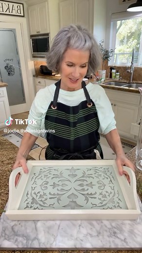 This floating candle spring centerpiece couldn’t be easier to make… or more beautiful!🌷 All you need are: 👍3 tall glass vases. 👍 Some real or faux tulips. 👍 And some floating candles! Happy Spring decorating! #thedesigntwins #fauxflowers #floatingcandles #floatingcandlecenterpiece #springdiy