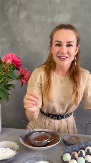 Ekat’s Academy | Online Cake School on Instagram: "Be honest — do you actually sift your cocoa and flour, or do you just skip and hope for the best? It’s such a small step, but it completely changes the texture of your cake. Here’s why I never skip it: • No lumps. Cocoa loves clumping — sifting makes sure your batter stays smooth. • Lighter texture. It adds a bit of air, giving you a softer, fluffier sponge. • Even flavour. When flour, cocoa, and baking powder mix evenly, your cake rises beautif