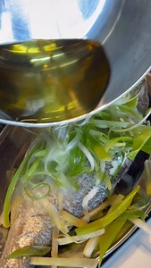 Mum’s Chinese Steamed Fish 清蒸鱼. This is her go to dish whenever we craved fish. Follow for more asian recipes like this! 5 Ingredients: 1 Whole Fish 450gr (Seabream/Dorade) Ginger Scallion Light Soy Sauce Oil (heated) Steps 1. Sandwich the fish in ginger and scallion 2. Steam the fish for 19min and remove excess fluid. Add more ginger and scallion 3. Glazed the fish with heated oil and Soy sauce for aroma. | Cookingpapa