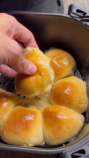 #airfryerbread Series Episode 4: DINNER ROLLS Recipe: 1/2 cup warm milk 1/8 cup white sugar 1/2 tbsp instant dry yeast 1 small egg 3 tbsp butter melted 1/2 tsp fine salt 1 1/2 cup bread flour Topping: egg wash and butter #fyp #foryou #foryoupage #foodtok #tiktokph #foodtiktok #tiktokphilippines #learnontiktok #fypシ #airfryer #bread #dinnerrolls #elixer