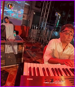 353K views · 10K reactions | Is Pyar Se Meri Taraf Na Dekho | Old Hindi Songs | Cover Stage Singing - Kajibar Rahaman Event Manage By : - Ranjan Mukherjee Contact No : - 9002040011 / 9830444975 #viral #kajibar | Jhankar Studio | Facebook