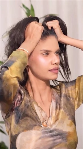 Akanksha Sengar on Instagram: "Flawless base starts with the right technique ✨ Many beginners apply foundation directly with brush, beauty blender, or even hands – but the finish, coverage and blending result totally changes with each method 💄 Which one do you prefer for your everyday makeup look? 👀 foundation, foundation tips, foundation tutorial, foundation hacks, makeup base, flawless makeup, foundation brush vs blender, beauty blender tips, makeup blending, base makeup tutorial, beginner m