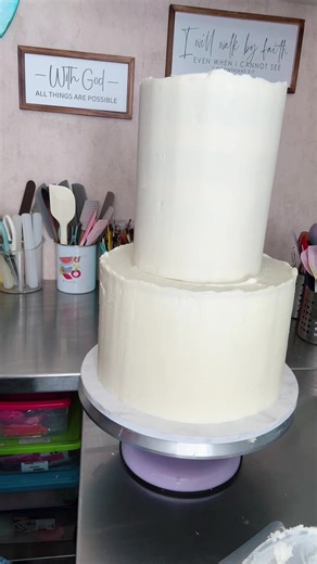 Segunda parte de mi última torta del 2025….. con error y todo para variar jajajaja bueno pero va quedando mejor !! Me gustó ahora si la proporción de la maqueta de abajo vs la torta real de arriba! #pasteles #pasteleria #pastelesdecorados #tortasdecoradas