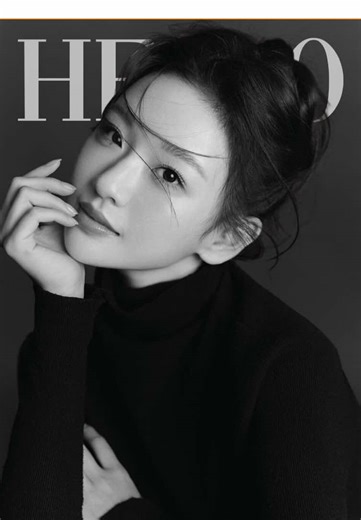 “Là Em 28” là bộ ảnh lưu giữ một phiên bản đẹp nhất của người phụ nữ – khi sự trẻ trung và trưởng thành cùng tồn tại. Ở tuổi 28, em bắt đầu hiểu mình hơn. Biết mình muốn gì. Và cũng học được cách dịu dàng với chính mình. @Hello Chụp Ảnh Đen Trắng #hellochupanh #chupanhchandung #chupanhhcm #studiochupanhhcm #huongdantaodang