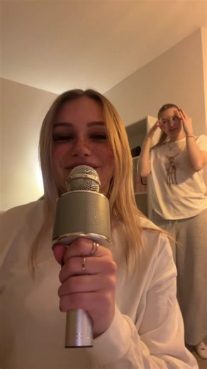 Fun Dance Moves to the Catchy 'La La La' Song