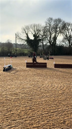 Only a few weeks late…2nd Arena eventing of the year and 2nd qualification of the year ✅ 3rd in the 1m with an unlucky pole (Rosie was too preoccupied with pooing rather than lifting her back legs over the fence 💩) Qualified for Bates Arena Eventing Champs at Aston Le Walls. Hopefully we can redeem ourselves after last years disaster 😅 #arenaeventing #fyp #eventer #equestrianlife #horsesoftiktoktok