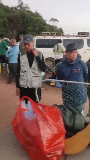 Hier wat beelden bij de landing van Duwatra wachten op 4 boten om met 27mannen te varen voor die uitdagende hengeltrip🎣🎣 | Alex Cheng