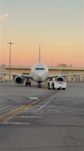 Delta Airlines Pushback at ABQ B737-900ER and ERJ175 Action | Crazy Smooth Pushback