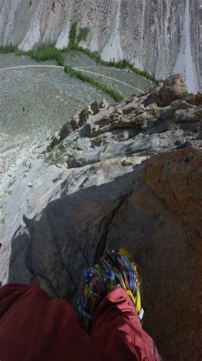 I Made A Friend. 🦎 Climbing takes us to such amazing places on the earth. We get to access some of the most wild, scenic, and magical landscapes and interact with them in such an intimate way. Spending time in these places lends towards special moments with wildlife like this! Even tho its just a tiny lizard 😋 Share a wildlife interaction you've experienced while climbing in the comments. ⬇️ This is John Fischer Memorial Route (10c) in Pine Creek, CA. #rockclimbing #climbing #hikingculture #wi