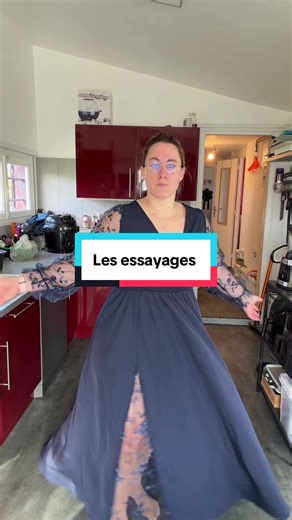 Réponse à @Co Ralie Maintenant qu’elles sont défroissées les robes sont canons! Mon cœur balance pour la bleue, j’ai jamais mis de doré et j’avais envie d’essayer mais je suis trop blanche je pense! Maintenant reste à l’accessoiriser et trouver les chaussures, sachant qu’il n’y a pas grand chose au final dans les magasins près de chez moi. Plutôt blanches, noires ou bleues marines?
