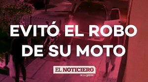 408K views · 5K reactions | Un hombre salía de su casa a bordo de su camioneta y pudo ver como una banda de delincuentes intentaba robarse una moto estacionada. Él se subió a la vereda y ahuyentó a los ladrones con un palo. Los vecinos de la zona denuncian que se trata de una banda, integrada en su mayoría por menores, y que no es el primer robo que cometen. La policía logró identificarlos, pero solo estuvieron unas horas detenidos en la comisaría local. | Telefe Noticias | Facebook