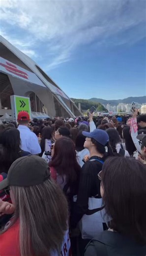 ‘influencers’ who demand vip treatment should be ashamed bc wdym THE lea salonga is lining up for bts?????? THE broadway diva?????