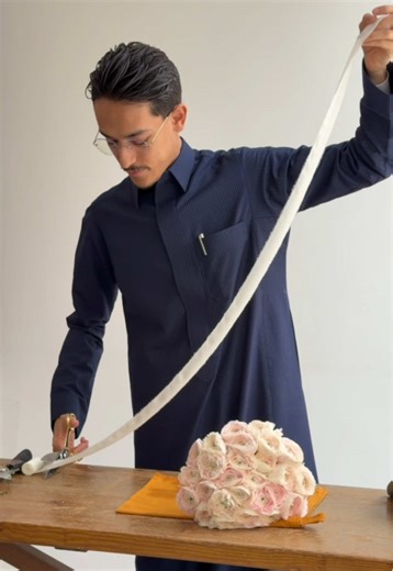 مرحلة تنسيق مسكة عروستنا الانيقة 🤍🩷.. مسكة زهرة الروناكلوس .. انتهى موسمها حالياً .. ملاحظة مهمة جداً : الزهره من اكثر الزهورة الحساسه و تحتاج اهتمام .. الصراحه ما افضلها في تنسيق المسكات تماماً الا على طلب و مسؤولية العروس .. #mej_gift #mej_flower #mej_maska #اكسبلور #fyp