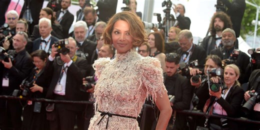 Halle Berry Cozies Up to Boyfriend Van Hunt in Rare Christmas Photo With His Mom