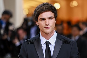 Le prime foto di Jacob Elordi nei panni di Elvis Prisley