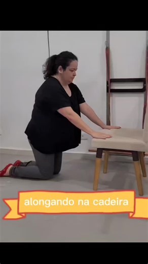 Vídeo de alongamentos simples na cadeira para sessões de Pilates acessíveis a todos! Perfeito para melhorar mobilidade, postura e flexibilidade no dia a dia. @pilatesmaisabc trazendo exercícios práticos para você se sentir mais leve e forte ✨Sequência Completa Ajoelhe-se na frente da cadeira, mãos à frente, leve o bumbum pros pés e aproxime os cotovelos no assento. Olhe pro joelho (coluna pra trás) e depois pra frente (empine o bumbum). �Sentado: Mão esquerda pra trás direita escorrendo pela per