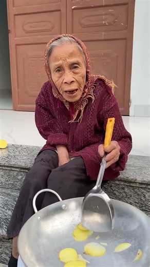I refused to share my snack with Grandma… she surprised me by making her own, the ending is mind-...