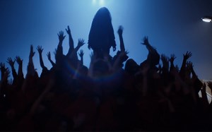 【Zendaya赞达亚】还记得亢奋第一季最终集结尾的神级MV《All For Us》吗？