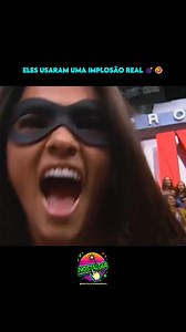 🤘 O caos organizado do Programa Livre 📺 Chegar da escola nos anos 90 e ligar a TV no SBT significava encontrar de tudo. O "Programa Livre", comandado pelo Serginho Groisman, era o ponto de encontro da juventude. Era uma arena onde cultura pop, bandas de rock e figuras como a Tiazinha dividiam o mesmo espaço. 👀 Nesse vídeo, vemos o auge dessa mistura: a Tiazinha, que era o símbolo sexual da década no programa do Huck, invadindo o palco do Serginho para depilar marmanjo ao vivo. A plateia ficav