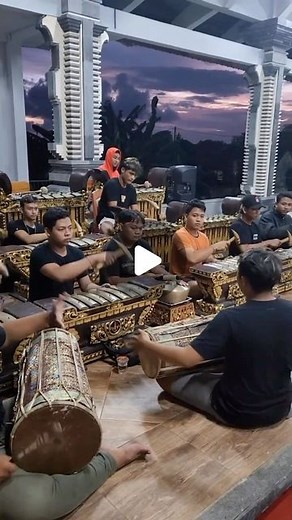 Música del Mundo | The gamelan is an ensamble traditional to Javanese, Sundanese and Balinese peoples in Indonesia, there’s several variations of the ensamble... | Instagram