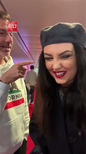 Hoshi découvre la machine à café RTL2 !