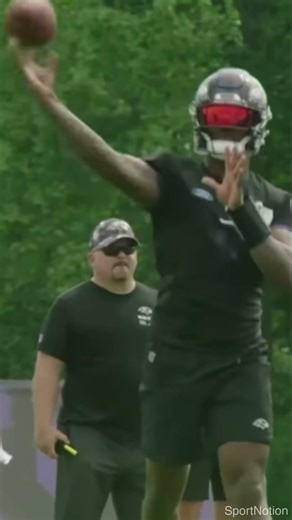 The PERFECT NFL Throwing Motion Exists? 🥶🏈 #NFL #FootballShorts