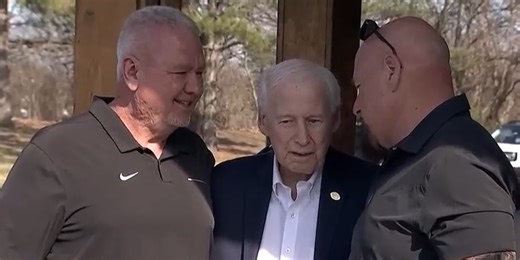 Legendary Bill Snyder reunites with players from first K-State teams
