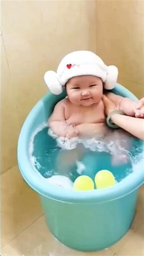 AdjustableBabyShowerCap #MustHaves #ParentingEssentials #BabyBath #TearFreeBathing #HappyBaby#viral