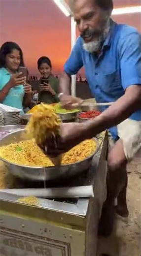 His Bhel Puri Mixing Trick Is Insane 🔥 #streetfood #foodshorts