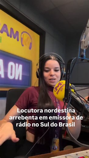 A locutora Day Souza (identificada nas redes como @daysouzelix está fazendo um enorme sucesso na Massa FM Blumenau, destacando-se como um dos grandes nomes da nova geração de locutores de rádio no Brasil. Aqui estão os pontos de destaque sobre o sucesso dela: Fenômeno nas Redes Sociais: Um vídeo de bastidores, gravado na Massa FM Blumenau, viralizou devido à sua dicção perfeita e técnica apurada de locução, acumulando milhares de visualizações. Reconhecimento: Sua atuação chamou a atenção de fig