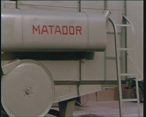 CLAAS MATADOR with 3.0 m working width, 87 hp diesel engine, 4.0 qm straw walker, a 2,155-litre big grain tank and a total weight of 5.0 tonnes, was a giant for its time. MATADOR combine harvesters were built in the production years 1962-1970. Learn more: http://www.claas.co.uk/company/history/products/combines/mdb-matador #CLAAS #CLAASMATADOR #MATADOR | CLAAS