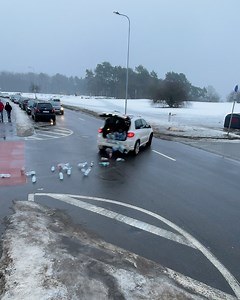 Passers-by run into the street in solidarity to help clear the obstacles | Hungry Panda