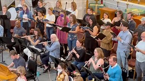 25K views · 1.1K reactions | The magnificent MOB Chorus & Orchestra in rehearsal for Bach's Magnificat! A cast of internationally renowned soloists joins conductor Dame Jane Glover and chorus director Andrew Megill for performances that also include 퐓퐡퐞 퐌퐨퐳퐚퐫퐭 퐑퐞퐪퐮퐢퐞퐦. ✨퐓퐎퐍퐈퐆퐇퐓✨, 9/17 at the North Shore Center in Skokie, 9/18 at Symphony Center downtown. baroque.org/requiem | Music of the Baroque | Facebook