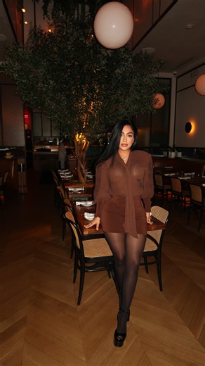 Indiana Evans | Empoderando Mujeres on Instagram: "GRWM to hang out with my NY TEAM🗽 Cuánto le damos al LOOK? Dress @zara Perfume @parfumsdemarly"