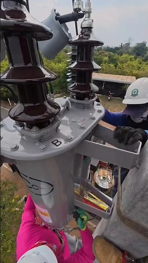 Dangerous Pole Transformer Installation ⚡ Work by USA Linemen 😳