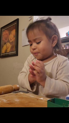 Making gingerbread cookies 😋 | Grace Calderon