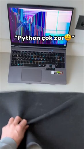 Yunus Aydın 👨‍💻 on Instagram: "Kod yazarken “Şu kısayol neydi ya?” diye düşünmeye son 😄 Bu mousepad tam yazılımcılar için tasarlanmış — üzerinde en çok kullanılan kısayollar var, elini her koyduğunda hatırlatıyor 💻 Hem masanda estetik duruyor hem de kod yazarken hız kazandırıyor. Kaymaz tabanı, dikişli kenarları ve canlı baskısıyla uzun ömürlü bir ekipman gibi💙 Elim hep bunun üstünde resmen:,) — hem şık, hem pratik. İlk 100 kişiye \u0015 indirim yapmışlar koşun hemenn🥳 @viron.tr hesabından